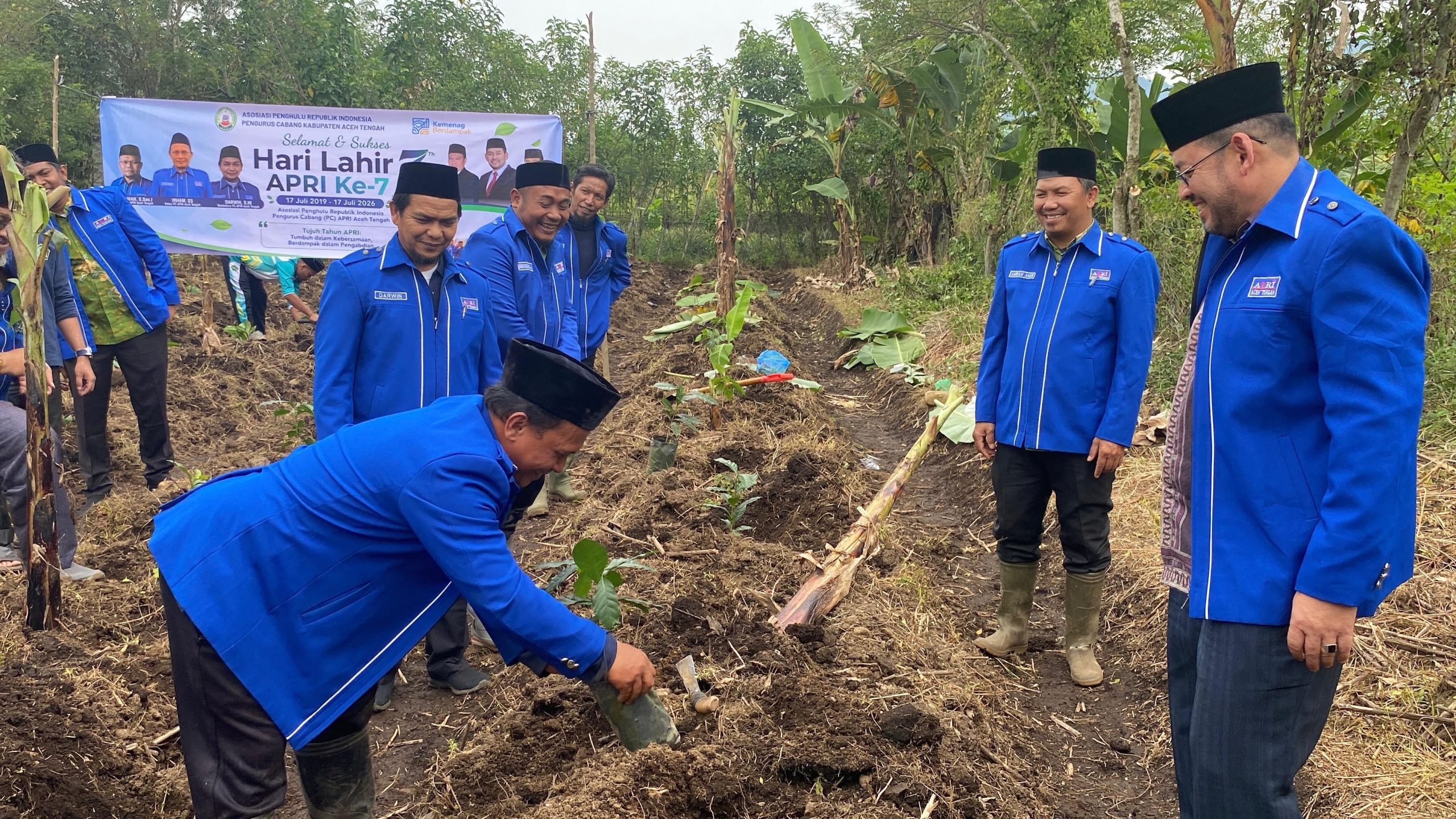 Penghulu di Aceh Tanam 933 Pohon pada Harlah ke-7