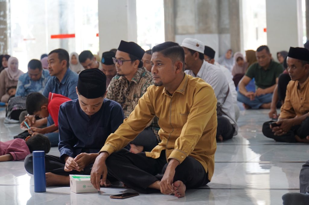 Orang tua dan santri baru Dayah Insan Qurani